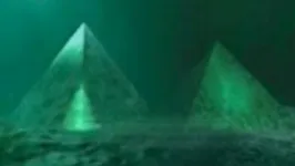 As pirâmides estão localizadas a uma profundidade de 2.000 metros