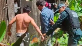 Ao perceber a chegada da polícia, a dupla tentou fugir pulando muros de residências vizinhas, mas foi agarrada pelos policiais