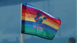 Bandeira Arco-Íris, que é um símbolo do Movimento LGBTQIA+, utilizada no Estádio da Curuzu, no jogo entre Tapajós e Cametá, válido pela 1ª rodada do Parazão 2023.