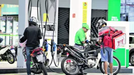Apesar das oscilações, a gasolina segue com preços estáveis, ao contrário de 2022, que beirou os R$ 8