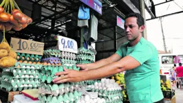 O comerciante Jefferson Oliveira revende meia cuba de ovo por R$ 9. Ele passou a comprar em menor quantidade para não ter prejuízo