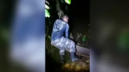 Os policiais entraram na área de mata à procura das crianças