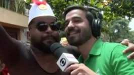 Folião conseguiu deixar o repórter Guilherme Pimentel, da TV Globo, sem jeito durante entrevista ao vivo, no SP1.