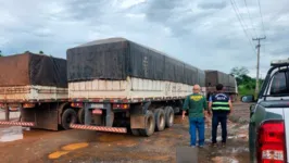 Duas carretas com madeira vermelha e branca foram apreendidas no posto da Sefa