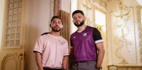 Após serem vitimas de ataques homofóbicos, o casal Hercules e Bruno participaram da ação do lançamento da nova camisa azulina