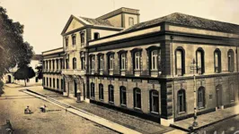 Palácio Lauro Sodré, antigo Palácio dos Governadores, em 1910. À direita, vê-se o início da Rua Dona Tomázia Perdigão, que já chegou a ser chamada de Ilharga do Palácio. Autor desconhecido.