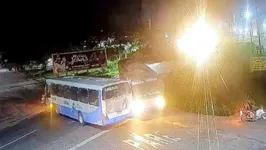 Motociclistas quase provocaram colisão grave entre dois ônibus na BR-316