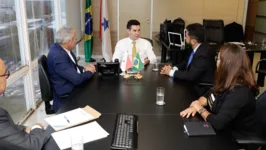 Ministro Jader Filho (ao centro) durante reunião com o prefeito  Nélio Aguiar (à esquerda) e o deputado federal Henderson Pinto (à direita)