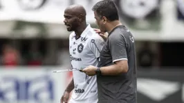 Atacante Jean Silva ao lado do técnico Marcelo Cabo.