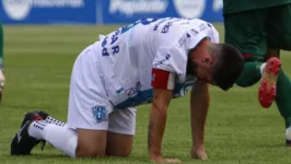 Com dores na região do tornozelo, meia Ricardinho precisou ser substituído aos 14 do 1º tempo, no amistoso entre Paysandu 0 x 1 Tuna Luso