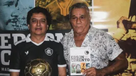 Autor do livro, Mauro Humberto Soares (esquerda), ao lado do icônico goleiro Edson Cimento (direita).