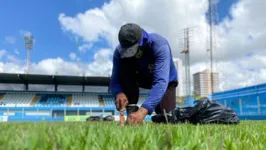 O gramado do estádio da Curuzu, em Belém, está passando por reparos antes da estreia do Paysandu no Campeonato Paraense de 2023.