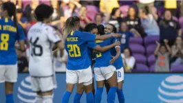Com assistência da Rainha Marta, a Debinha marcou o gol que garantiu a vitória da Seleção Feminina na estreia da SheBelieves Cup.