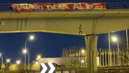 Boneco de Vini Jr apareceu enforcado em ponte de Madri.