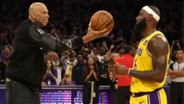 LeBron James recebeu a bola de Kareem Abdul-Jabbar