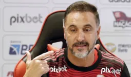 Imagem ilustrativa da notícia Flamengo viaja para Marrocos com racha entre Vidal e VP