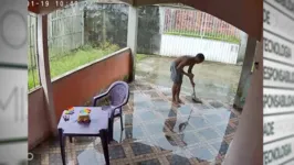 Ocino lavou o pátio da casa após arrastar o corpo da esposa pelo local.