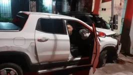 O veículo roubado e o carro que estava estacionado ficaram parcialmente destruídos após a colisão, na madrugada desta terça-feira (31).