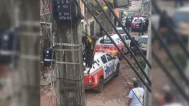 Assaltantes tentaram fugir da Polícia Militar, mas acabaram cercados na passagem Teixeira, na Cremação, e se entregaram após negociação.