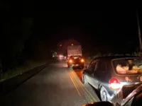 O impacto entre a carreta e o carro foi forte e obstruiu parte da rodovia.