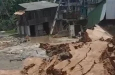 Parte do solo desapareceu e casas foram destruídas.