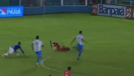 Amorim reclamou da não expulsão de Thiago Coelho, que derrubou o atacante Marudá em situação clara de gol, quando era o último homem da defesa bicolor.