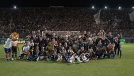 Jogadores do Remo festejam classificação para a 3ª fase da Copa do Brasil, na última quarta-feira (8), no Baenão.