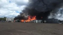 Bombeiros alertam para o risco de fumaça tóxica.