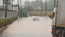 Vários pontos ficaram alagados na manhã desta terça-feira, na Grande Belém.