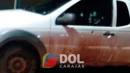 O veículo ficou crivado de balas em caso que aconteceu neste domingo (15)