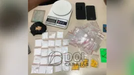 Na quitinete onde Renato morava, foram encontrados 23 papelotes de cocaína, uma porção de crack, 30 comprimidos de ecstasy, dois aparelhos celulares e um cartão de crédito