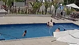Imagem ilustrativa da notícia Vídeo: mulher tenta afogar criança em piscina de condomínio 