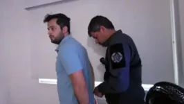 Andres Eduardo foi preso em casa enquanto dormia.