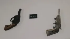 Armas usadas pelos suspeitos para atentar contra policiais