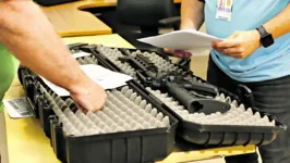 Por dia, a Superintendência da Polícia Federal, em Belém, realiza uma média de 24 recadastramentos de armas. Abaixo, o delegado Alain Wuerges Pagel