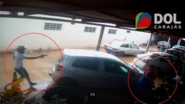 Momento em que o criminoso chega a oficina empunhando uma pistola