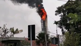 Fumaça e fogo saindo da chaminé daCerpasa, em Belém.