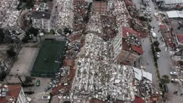 Após mais de três dias do terremoto, as esperanças de encontrar sobreviventes sob os escombros diminuem a cada hora que passa.