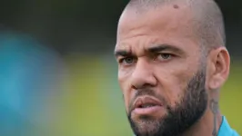 O jogador de futebol brasileiro Daniel Alves, 39, é acusado por uma jovem de 23 anos