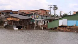 Uma erosão de margem fluvial atingiu diversas casas no final do mês passado.