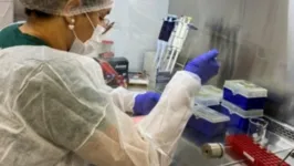Pesquisadora realiza análises na Universidade Federal do Oeste da Bahia