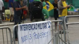 No dia 8 de janeiro de 2023, as sedes dos Três Poderes foram invadidas e destruídas por manifestantes bolsonaristas