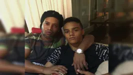 Ronaldinho Gaúcho e o filho João de Assis Moreira.