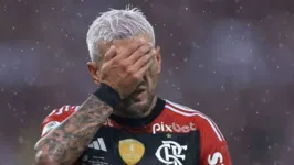 Arrascaeta se lamenta durante Flamengo x Del Valle, jogo da Recopa Sul-Americana.