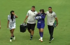 A goleira Yasmin sai do campo consolada pelas jogadoras.