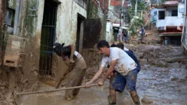 Moradores trabalham na limpeza das ruas do bairro Itapinga, conhecido como Topolândia, em São Sebastião, no litoral norte de São Paulo.
