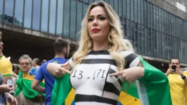 Assim como na entrevista da RedeTV, Ju Isen pintou o corpo para manifestação da Direita em São Paulo