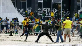 Golpistas invadiram a praça dos Três Poderes e depredaram os prédios do Palácio do Planalto, do Congresso Nacional e do STF, no último domingo (8).