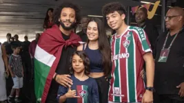 Ao lado da família, Marcelo desembarcou no Rio com festa dos torcedores do Fluminense.