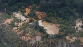 Área degradada pelo garimpo ilegal na Terra Yanomami, região de Surucucu, no oeste de Roraima.